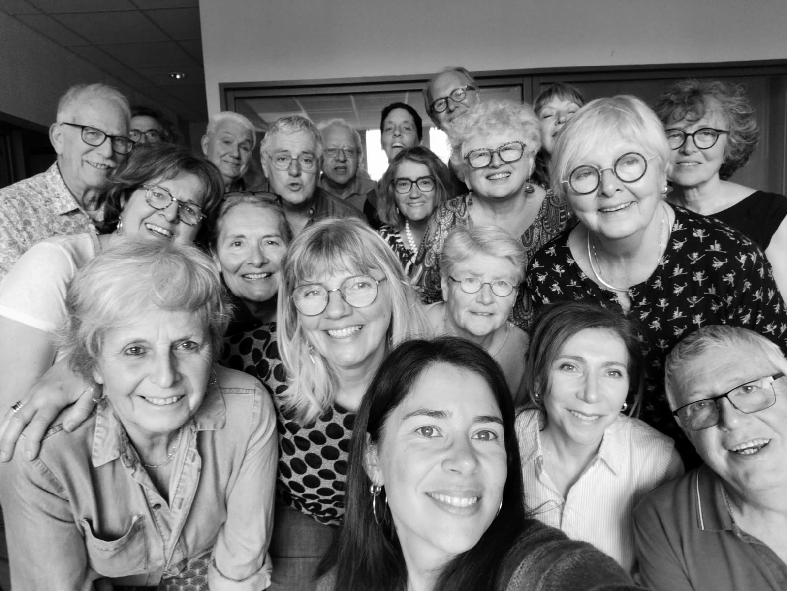 Ensemble vocal Jazz Cop’s chantant sur scène à Valence lors d’un concert de jazz